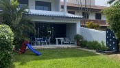 Sobrado geminado, 4 quartos na beira-mar da Praia 
