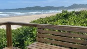 Sobrado geminado, 4 quartos na beira-mar da Praia 