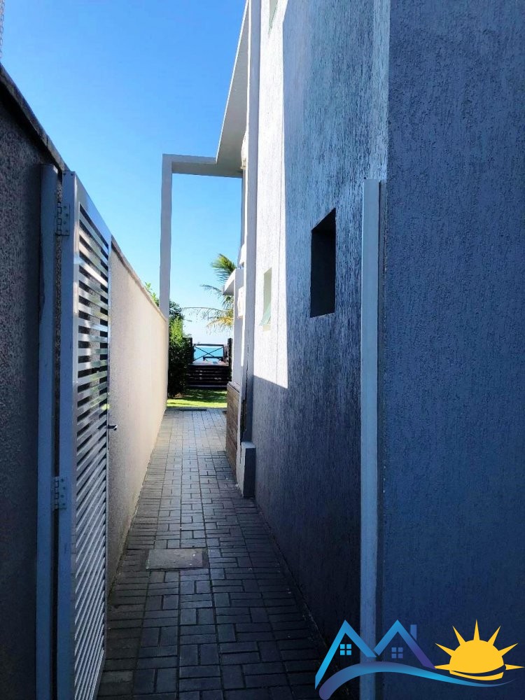 Apto trreo na quadra do mar em Mariscal - SC