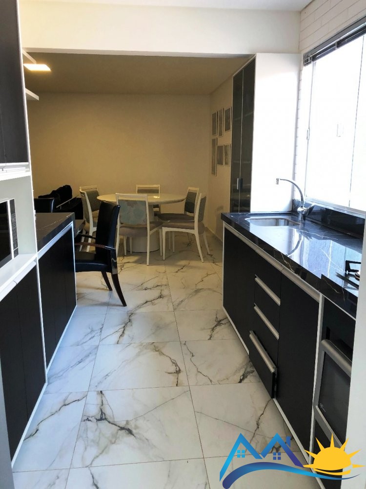 Apto trreo na quadra do mar em Mariscal - SC