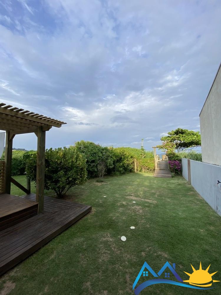 Sobrado beira-mar na Praia do Mariscal, 4 sutes