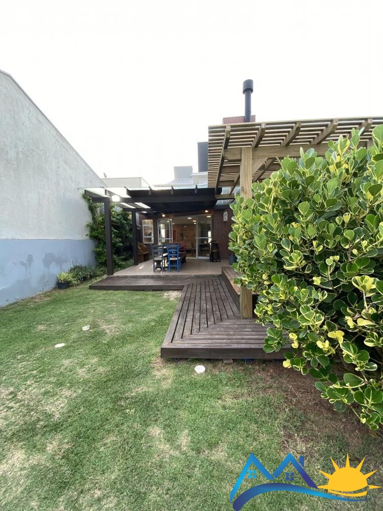 Sobrado beira-mar na Praia do Mariscal, 4 sutes