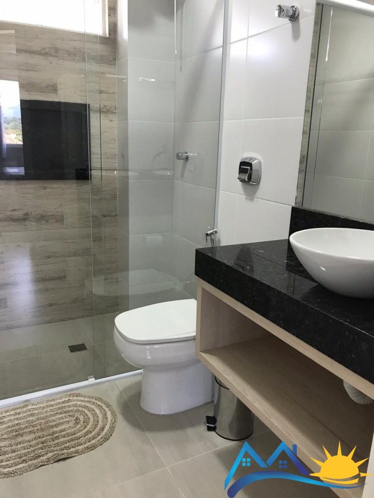 Apto com 3 quartos, 100 m da Praia de Mariscal