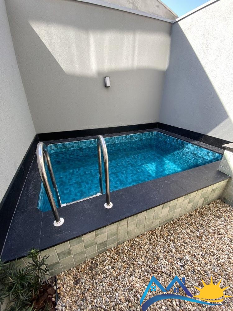 Triplex novo de alto padro em Canto Grande - Bomb