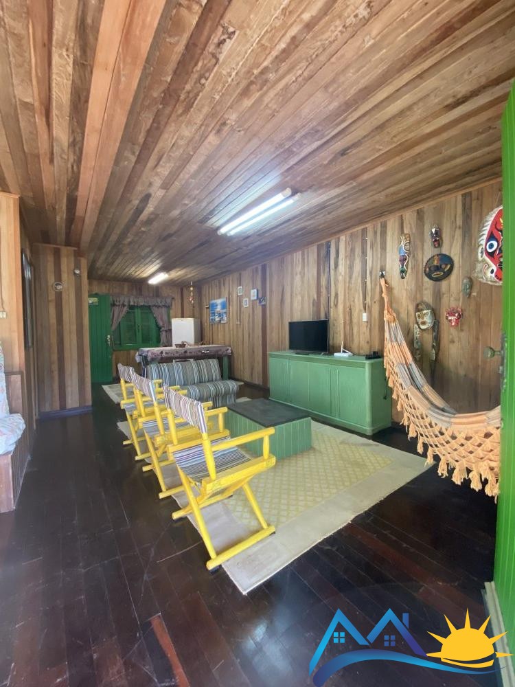 Chal com amplo jardim em mariscal 