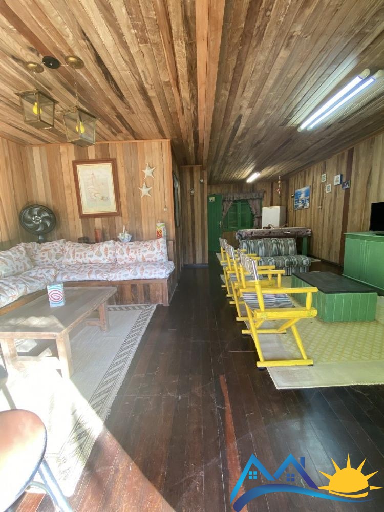 Chal com amplo jardim em mariscal 