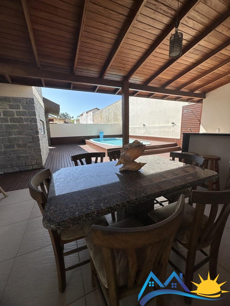 Casa com piscina em Canto Grande