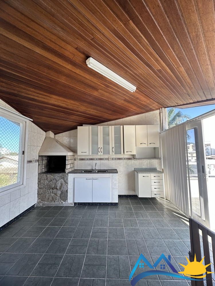 Casa com piscina em Canto Grande