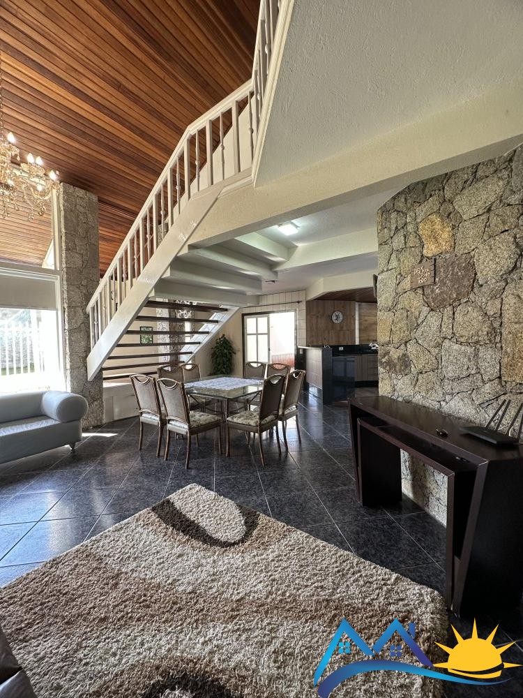 Casa com piscina em Canto Grande