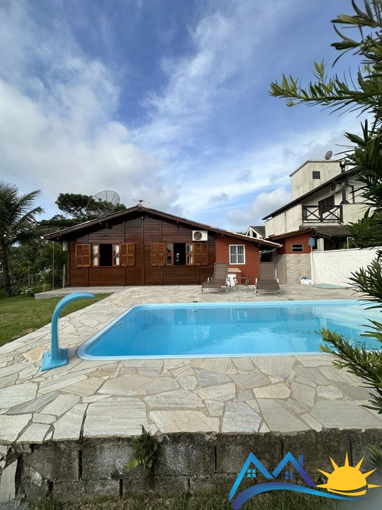 LINDA CASA COM PISCINA A 450 M DA PRAIA DE MARISCA