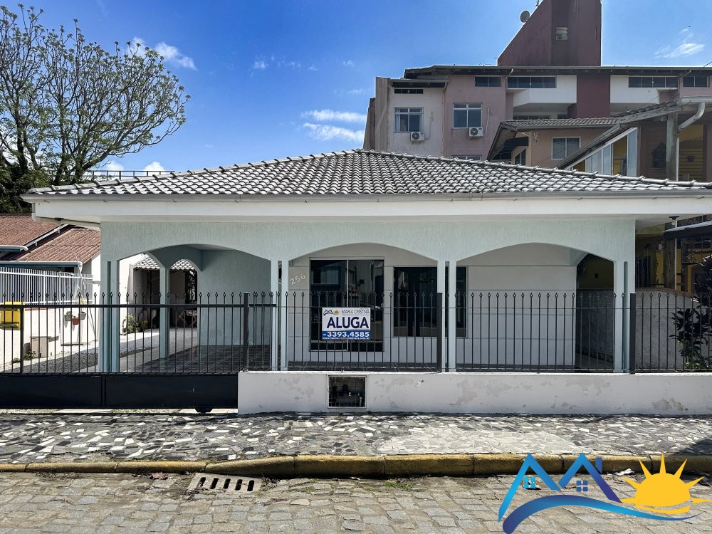 CASA COM 3 QUARTOS - 200 M DA PRAIA DE CANTO GRAND