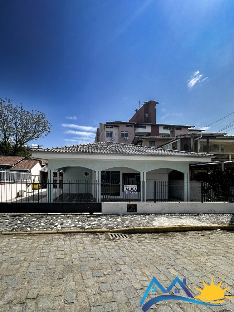 CASA COM 3 QUARTOS - 200 M DA PRAIA DE CANTO GRAND