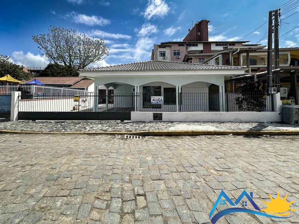 CASA COM 3 QUARTOS - 200 M DA PRAIA DE CANTO GRAND