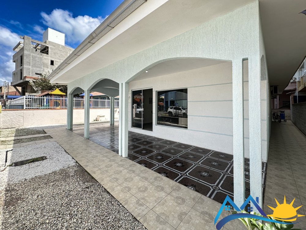 CASA COM 3 QUARTOS - 200 M DA PRAIA DE CANTO GRAND