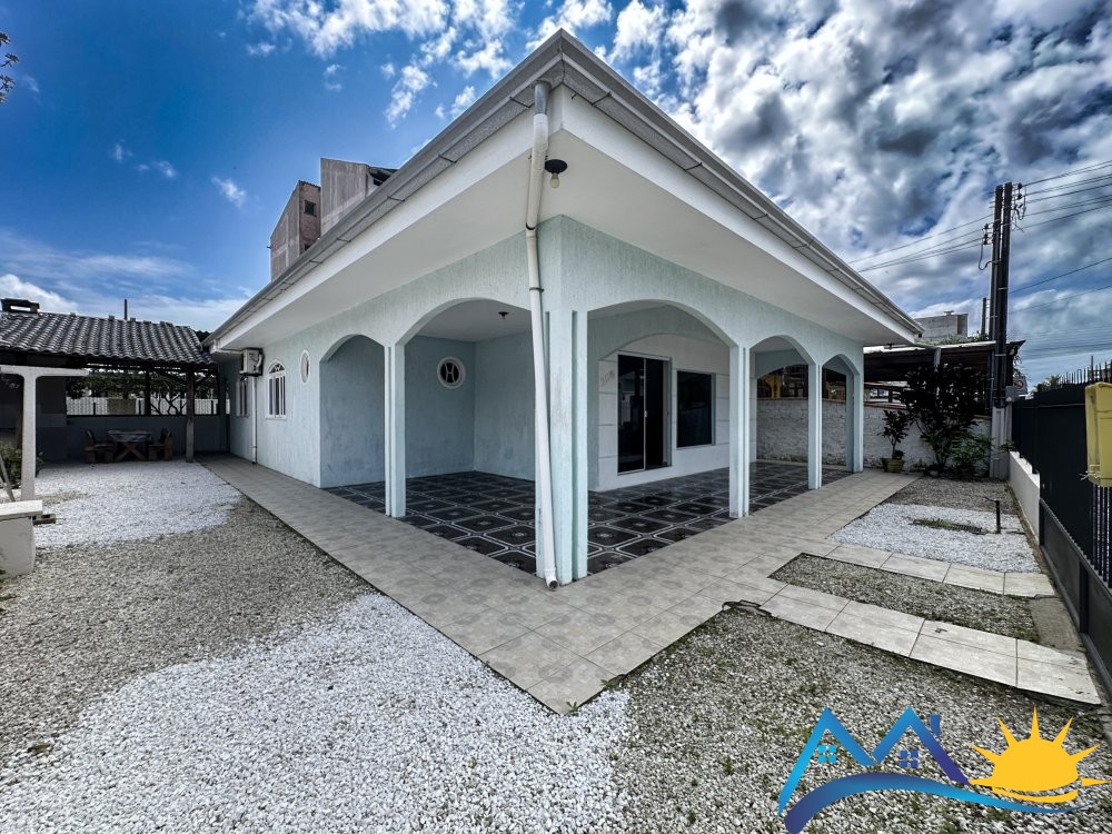 CASA COM 3 QUARTOS - 200 M DA PRAIA DE CANTO GRAND