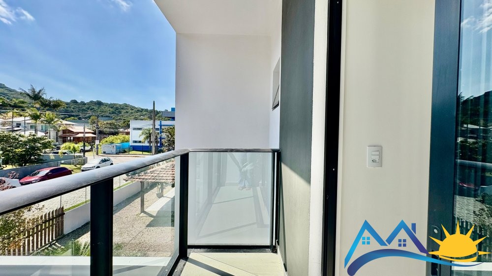 Sobrado geminado 350 metros da praia de morrinhos