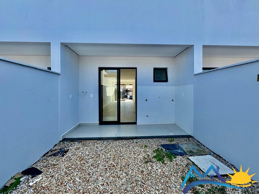 Sobrado geminado 350 metros da praia de morrinhos